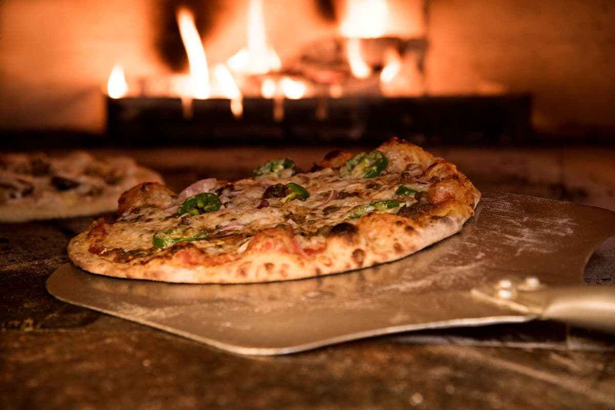 Nybakad pizza